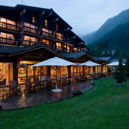 Отель Les Grands Montets Hotel & Spa
